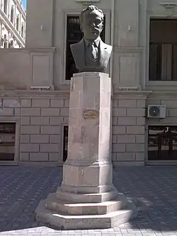 Бюст в Баку, перед зданием Института нефтехимических процессов