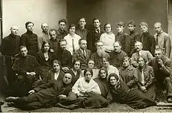 А. М. Васютинский с коллегами среди студентов 1-го выпуска (1925 г.) Общественно-экономического отделения Педагогического факультета 2-го МГУ.