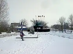 Памятник в центре села