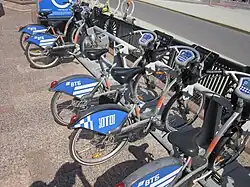 Механические велосипеды на велопарковке на Гоголевском бульваре, 2024 год. Один из них — с рекламой центра конструктивизма «Зотов» (бывший хлебозавод имени Зотова)