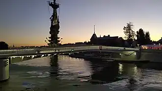 Вид на мост вечером 5 сентября 2024 года (на заднем плане памятник Петру I)