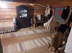 Вепсский музей в Шёлтозеро, показывающий традиционный дом и предметы традиционного быта