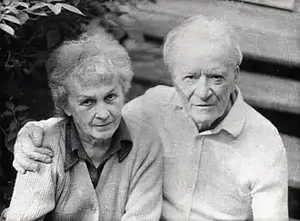 Евгений Александрович Порай-Кошиц и его жена Вера Фёдоровна Матюх на даче в Комарово, приблизительно 1993 год.