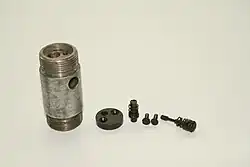 Взрыватель AZ 2492 в разобранном виде (ударник не извлечен)
