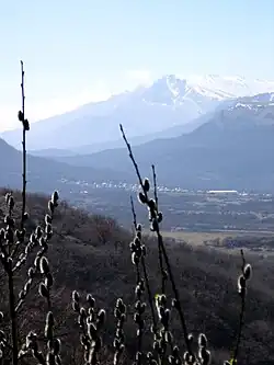 Вид на Ангар-Бурун с туфовой поляны, река Кизилкобинка.