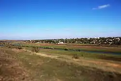 Река. На заднем плане — пгт Березанка