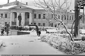 Вид на ДК имени Свердлова из сквера. 1970 год, фото с сайта pastvu