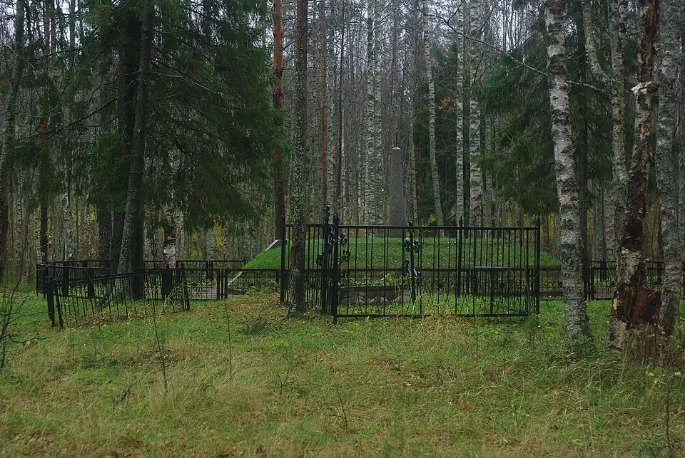 Вид на кладбище из 4 могил, и памятник жителям посёлка им. Морозова, погибшим от артобстрелов и умершим от голода в 1942—1943 гг.