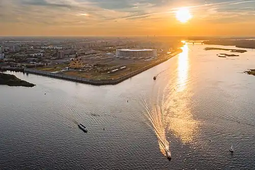 Вид на Стрелку и слияние Оки (слева) и Волги