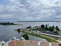 Вид на церковь воздвижения честного креста Господня с колокольни Ниловой пустыни