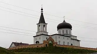 Вид на храм с переправы через реку Белую