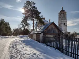 Вид на церковь и деревенский дом с бывшего Шуйского тракта