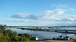 Этот же мост, наводнение 2013 года. Реки Сита и Обор разлились на десятки километров.