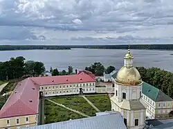 Вид на корпуса Гостиного двора и церковь Петра и Павла с колокольни Ниловой пустыни