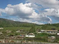 Деминская школа на пригорке.