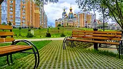 Вид из парка на храм