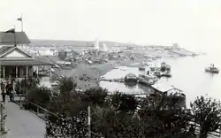 Вид с бульвара на набережную