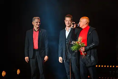 Виктор Крамер с Иваном Виноградовым и Айратом Тухватуллиным получают премию в номинации «Лучший спектакль» за спектакль _Авлабар, или Новая Ханума_ МХТ им. Чехова