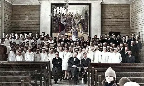 Внутри кирхи Харлу. 1928 год.