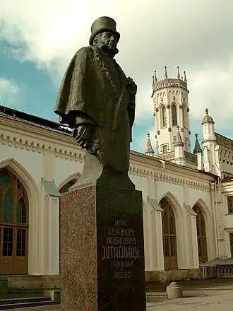 Памятник барону Штиглицу у вокзала Новый Петергоф