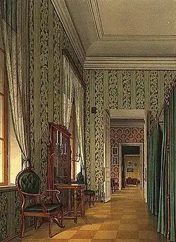 Интерьер комнаты с зелёными драпировками