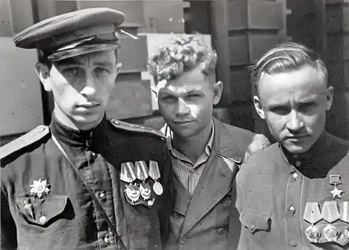 Квитинский Вячеслав Антонович (справа), Герой Советского Союза, командир партизанской бригады имени К. Готвальда; Волянский Евгений Павлович (слева), командир партизанской бригады «За свободу славян», и неизвестный партизан (в центре), 1945 г.