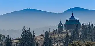 Вид на церковь и Карпатские горы в селе Вороненко