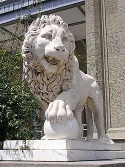 Один из львов перед фасадом Воронцовского дворца, Алупка