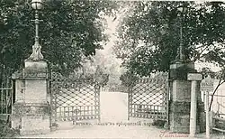 Ворота в Приоратский парк на берегу Чёрного озера. Открытка 1900-х годов.