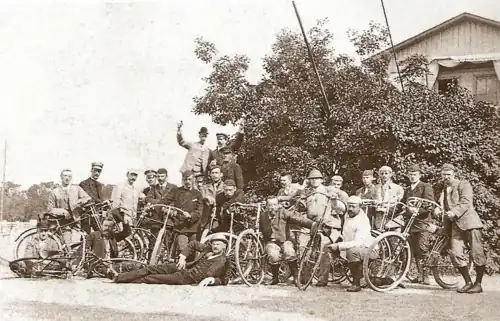 Встреча членами Санкт-Петербургского общества велосипедистов-любителей москвичей Ф. Кавского и Н. Похильского, приехавших на велосипедах в столицу 20 июня 1893 года