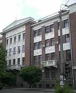 Фото. Второй корпус УкрГУЖТ; бывшее здание управления Северо-Донецкой железной дороги, арх. С. П. Тимошенко, В. П. Ширшов при консультации А. Н. Бекетова, 1910 год.