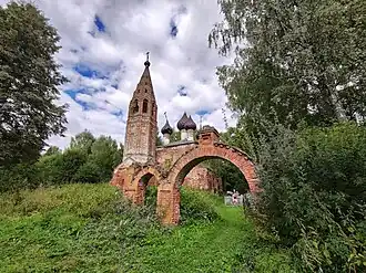 Троицкая кладбищенская церковь в Выголово
