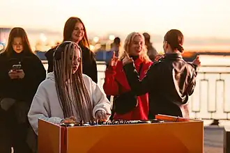 Выступление диджея на фестивале «Столица закатов. Соло на закате» на Нижне-Волжской набережной, 2023