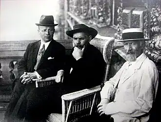 В. Й. Мансикка (крайний слева), М. Горький и А. В. Ингельстром на балконе Дома учёных (Петроград, 1921)