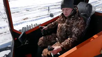 Управление мульчером осуществляется двумя специальными рычагами-джойстиками