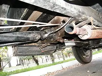 Крепление трубы с карданным валом к коробке передач, виден гибкий тросик привода спидометра