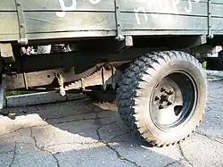 Задний мост на продольных полуэллиптических рессорах (кантилеверная подвеска).