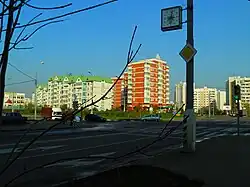 Пересечение Южнобутовской улицы (на переднем плане) с улицей Горчакова