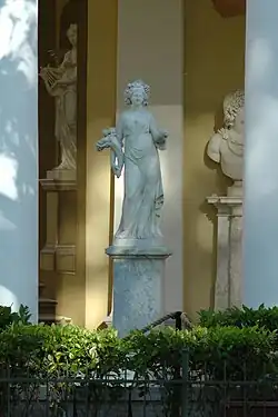 Павловский дворец-музей. Скульптура в центральной части Галереи Гонзаго