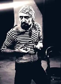 Ханызаде в роли матроса Бена Кейтса («Золото» Юджина О’Нила)