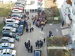 Гастарбайтеры-дворники митингуют перед управой «Восточное Дегунино», выражая недовольство условиями труда. Апрель 2017 года