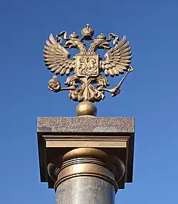 Изображение герба России на вершине колонны