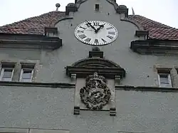 Герб Шенборнов на фасаде дворца