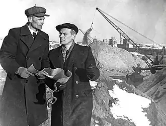 Севастьянов Владимир Иванович - главный инженер на строительстве Карповского гидроузла ВДСК, с журналистом ТАСС, в день присвоения звания Лауреата Госпремии СССР.