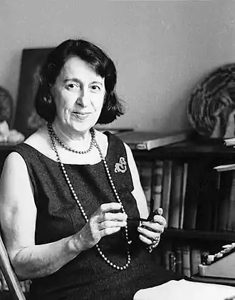 Мирра Гинзбург за пишущей машинкой