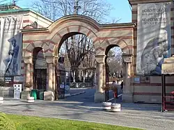 Центральный вход с ул. Рузвельта