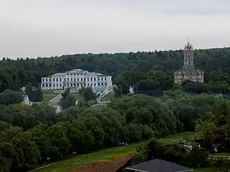 Вид на главный дом усадьбы и Знаменскую церковь
