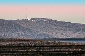 Гора Синяя, юго-восточный склон. На вершине телевизионный ретранслятор