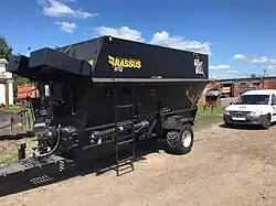 Горизонтальный кормораздатчик объемом 12 м3