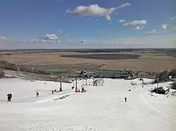 Горнолыжный спуск с подъёмником на восточном склоне.